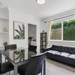 Modern 1B1B Private Entrance Gibson