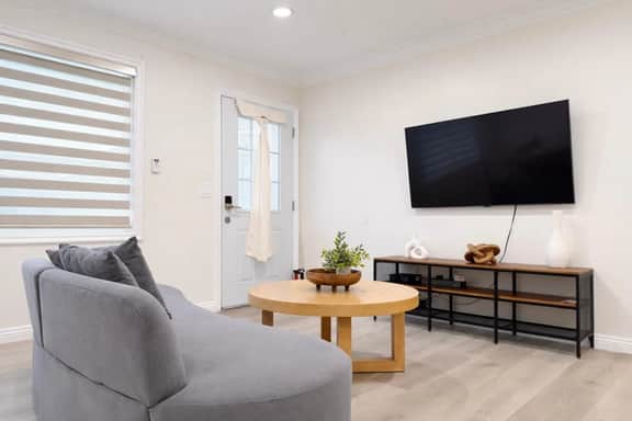3B2B Modern House w/ Backyard - Image 5