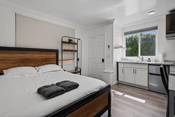 Cute Gated Studio Unit B - Image 2