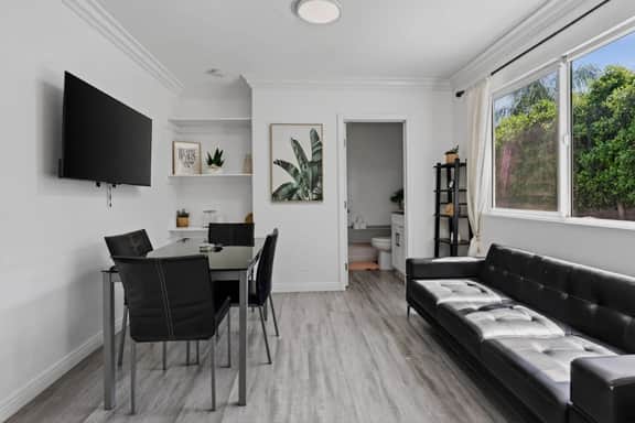 Modern 1B1B Private Entrance Gibson - Image 2