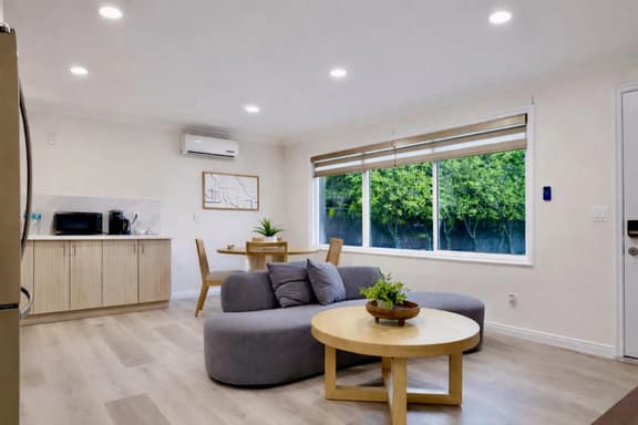 3B2B Modern House w/ Backyard - Image 1